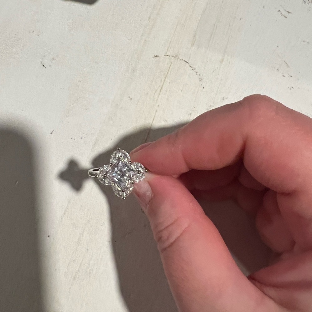 Silver Clear Stone Cocktail Ring 💍 - Picture 6 of 7